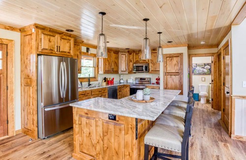 Mineral Bluff Cabin | Luxury Cabin in Blue Ridge Mountain 4- bedroom 2- primary bedrooms with en suite