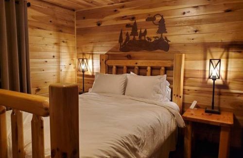 Wellington House | Luxury Cabin w/Game Room & Hot Tub at Cave Run Lake