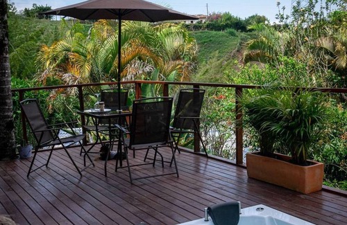 El Penol Cabin | Luxury cabin with hot tub facing the lake