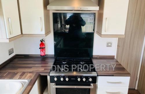 Winestead House | Luxury caravan only 10 mins from the beach