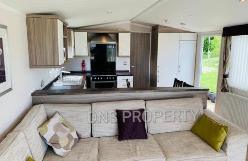 Winestead House | Luxury caravan only 10 mins from the beach
