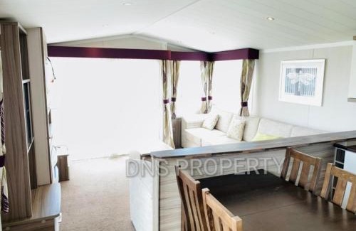 Winestead House | Luxury caravan only 10 mins from the beach