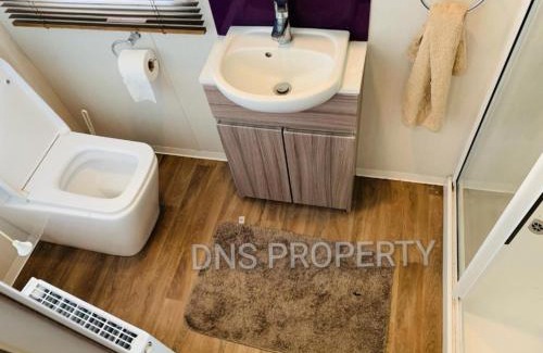 Winestead House | Luxury caravan only 10 mins from the beach