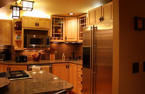 Central Hyde Park Cottage | LUXURY CarriageHouse 2 BR-2 BA Apt,Garage of Off-StreetParking,Levl 2 EV Charger