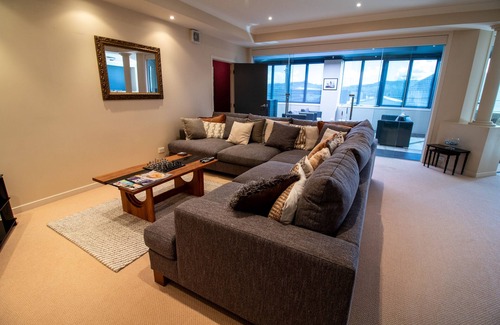 Taupo Apartment | Luxury Central Apartment -A short walk to shops, restaurants, cafes & lake Taupo