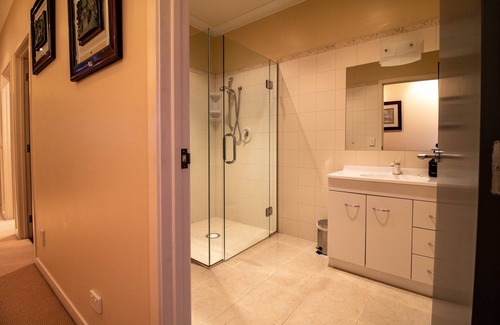 Taupo Apartment | Luxury Central Apartment -A short walk to shops, restaurants, cafes & lake Taupo