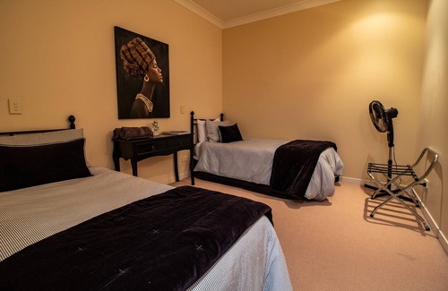 Taupo Apartment | Luxury Central Apartment -A short walk to shops, restaurants, cafes & lake Taupo