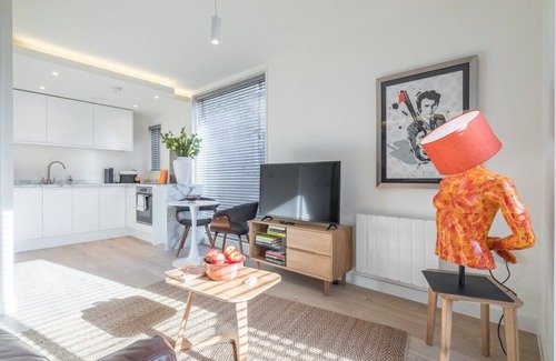 Cambridge City Centre Apartment | Luxury Central Riverside Apartment With Parking