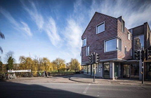 Cambridge City Centre Apartment | Luxury Central Riverside Apartment With Parking