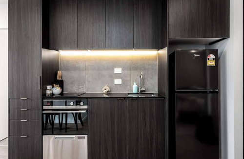 Newton Apartment | Luxury Central Parkside Living vs Aircon Pool Gym