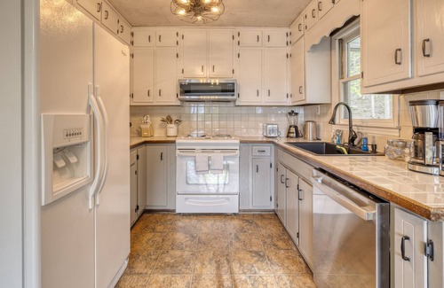 Mineral Bluff Ski Chalet | Luxury Chalet on 50 Acres w/Hot Tub, Game Room, Mountain View & seasonal spring