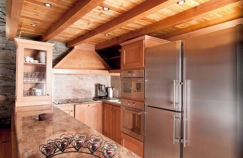 Les Brevieres Ski Chalet | Luxury chalet rental Tignes les Brévières Val d'Isère ski in/out wifi fireplace