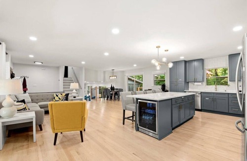 Dunwoody House | Luxury City Retreat: Heated Pool & Game Room in an Urban Nature Escape. Atlanta