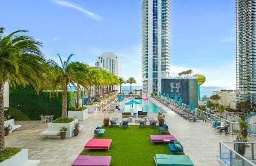 Hollywood South Central Beach Apartment | Luxury Coastal Stay, Bay View, Free Valet Parking