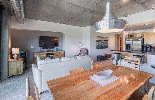 Coeur d'Alene Condo | Luxury Coeur D’ Alene Condo, steps from the Spokane River and Centennial Trail.