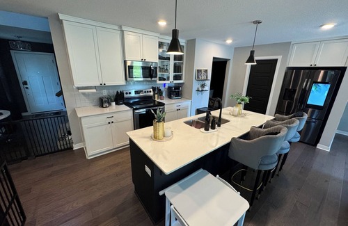 Raymore House | Luxury & Comfort 4-bedroom house with WiFi, GREAT for families & pets!