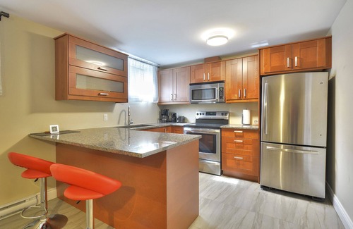 Cote-Des-Neiges—Notre-Dame-De-Grace Apartment | Luxury condo 1 bedroom & 1 sofabed , sleeps 4 & Hi-Speed WIFI