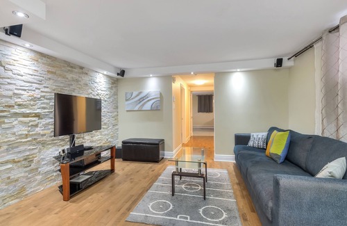 Cote-Des-Neiges—Notre-Dame-De-Grace Apartment | Luxury condo 1 bedroom & 1 sofabed , sleeps 4 & Hi-Speed WIFI