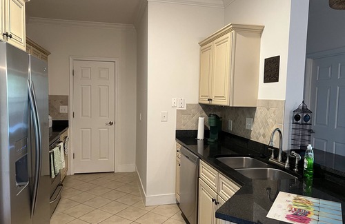 Charleston Condo | Luxury Condo 2 miles to the beach! Great for traveling Nurses!