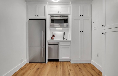 College Town Condo | Luxury Condo by Stadium — Unbeatable Location! 2 minute walk to stadium!