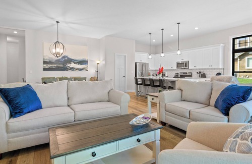 Egg Harbor Condo | Luxury Condo-Dog Friendly near Egg Harbor & Indoor Pool, Gym, Hot tub