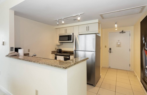 Coconut Grove Resort | Luxury Condo @ Hotel Arya Coconut Grove - BAY VIEW/POOL/GYM/SAUNA/FREE PARKING!