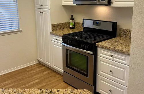 Newport Beach Apartment | Luxury Condo - minutes to Beach and 5 star restaurants/shopping- Newport Beach