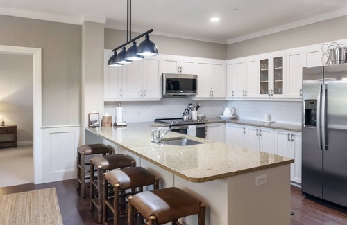 Stratton Mountain Condo | Luxury Condo @ Mt Base 3BR 2BA Heated Pool Hot Tub