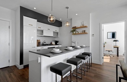 Richmond Condo | Luxury Condo with Downtown Views & XL Patio