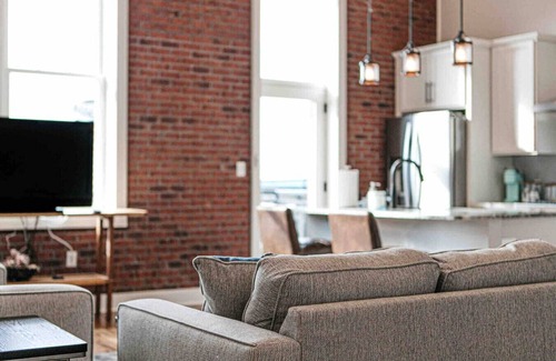 Downtown Knoxville Apartment | Luxury Corner Condo ~ Walk to Old City