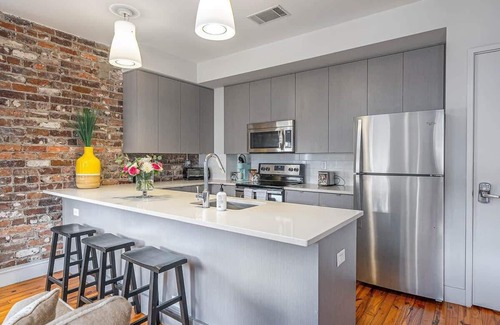 Historic District - North Condo | Luxury Corner Loft | Broughton St Views | Walk Everywhere