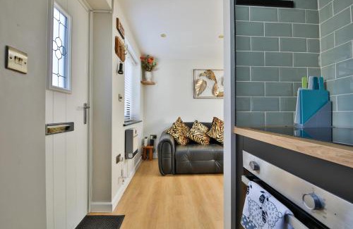 Grangetown Apartment | Luxury Cosy Central Detached Cardiff Bungalow with Free Parking