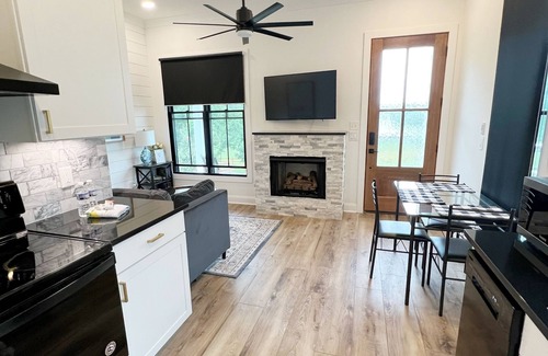 Bristol Cottage | Luxury Cottage Sleeps 3. Less than 1 mi. frm South Holston Lake. Mountain View’s