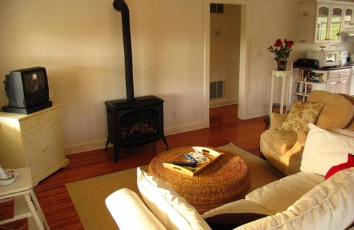 Stanardsville Apartment | Luxury Country Cottage with Spectacular Blue Ridge Mountain Views!