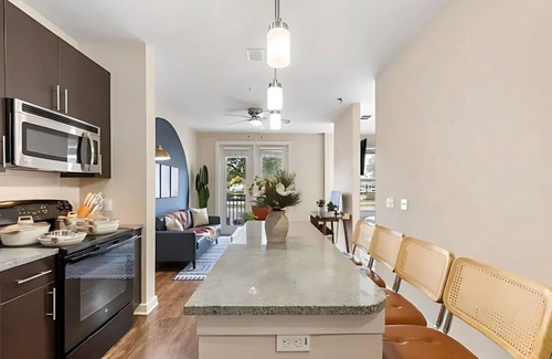 North Hyde Park Apartment | Luxury Cozy King suite | Pool/Gym/Free Parking!