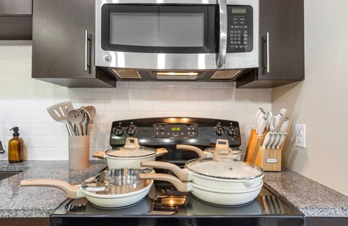 North Hyde Park Apartment | Luxury Cozy King suite | Pool/Gym/Free Parking!