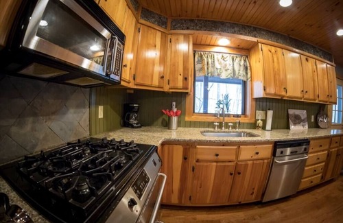 Robbinsville House | Luxury Creekside Lodge at Huffman Creek Retreat, Wifi, Private Hiking Trails
