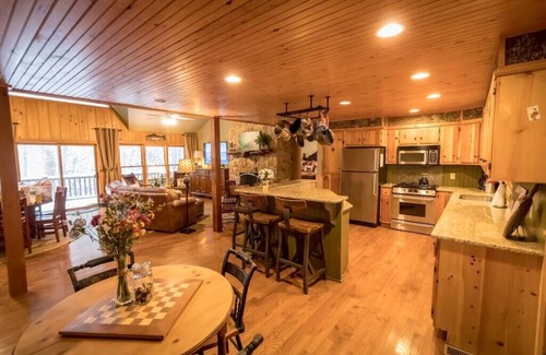 Robbinsville House | Luxury Creekside Lodge at Huffman Creek Retreat, Wifi, Private Hiking Trails