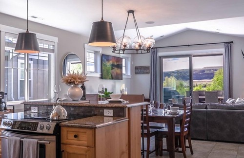 Quincy House | Luxury Crescent Bar Home close to The Gorge, Misson Ridge on the Columbia River