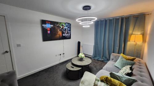 Trafford Villa | Luxury Deluxe Favoured Home - 4 bedroom - 9 Guests - Contractors Welcome