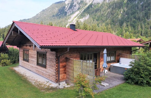 Ruhpolding Apartment | Luxury design chalet category 1, 105sqm, 2 separate bedrooms, Swiss stone pine furniture