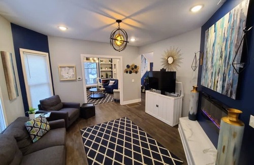 Vine House | !Luxury Designed Listing! - Downtown - Soaker Tub