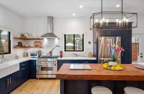 Sebastopol House | Luxury Designer Home w/Spa ~ Stroll into Sebastopol