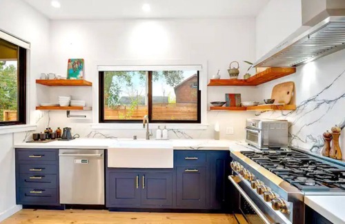 Sebastopol House | Luxury Designer Home w/Spa ~ Stroll into Sebastopol