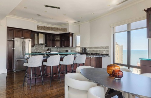Rush and Division Apartment | Luxury Designer Penthouse NW | Pool | Gold Coast