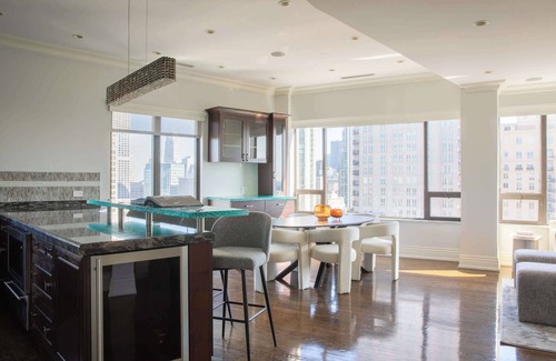 Rush and Division Apartment | Luxury Designer Penthouse NW | Pool | Gold Coast