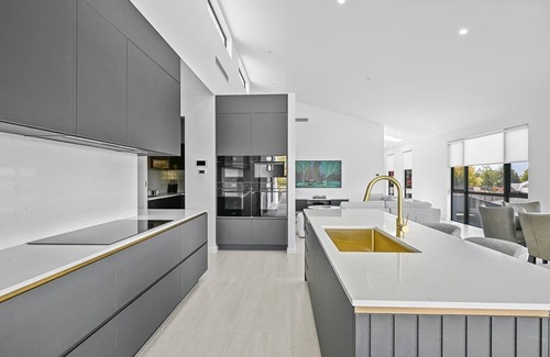 Calare House | Luxury Designer Retreat - Modern, Entertainer