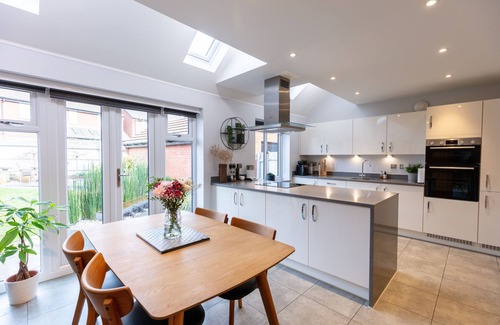 Mapperley House | Luxury detached house next to Gedling Country Park. Pet friendly!