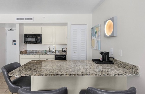 Fort Myers Beach Resort | Luxury Diamond Head Beach Front Private Condo / Pool with all Amenities!