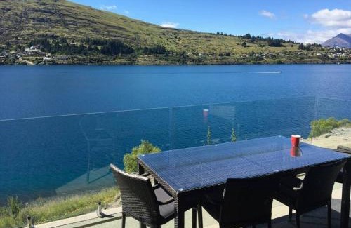 Queenstown Apartment | Luxury Direct Lakefront Apartment